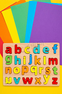 彩色背景顶视图上的英文字母。
