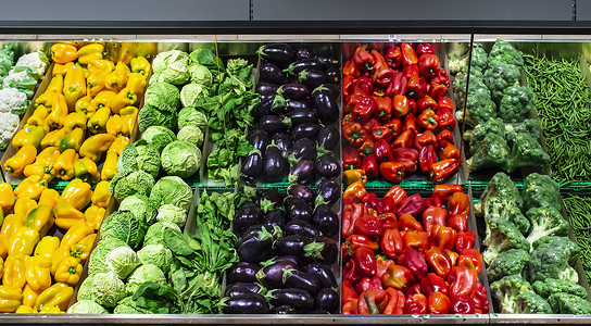 蔬菜超市摄影照片_超市货架上的蔬菜。