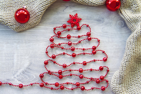 圣诞树由珠子制成，上面有大红色雪花而不是星星。