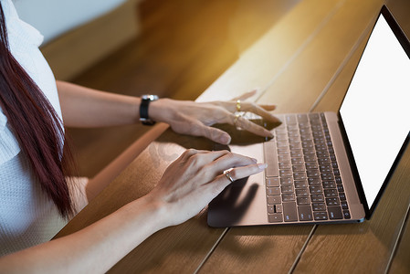 在家庭办公室工作的女性手放在键盘上特写