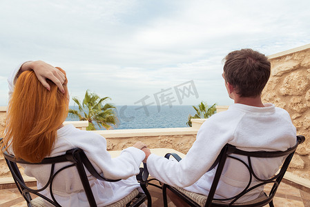 埃及元素摄影照片_享受假期的愉快的年轻夫妇
