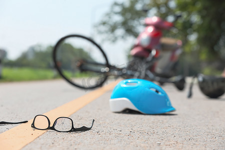摩托车与自行车在路上相撞事故