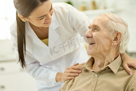 老年医生摄影照片_值得信赖的医务人员为老年患者提供支持