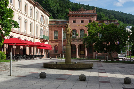 德国巴特维尔巴德 — 2015年6月28日：广场Kurplatz、Palais Thermal前Badhotel、巴登符腾堡州、黑森林、黑森林
