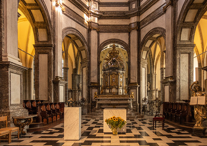 比利时科特赖克圣母教堂的主祭坛和祭坛。