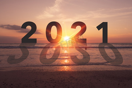 新年规划摄影照片_2021 年新年即将到来，日落海滩背景。
