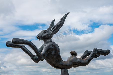 克诺克海斯特木板路尽头的跳跃野兔雕像特写