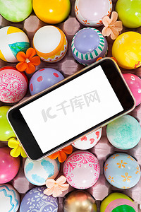 彩绘花卉摄影照片_彩绘复活节彩蛋上的手机