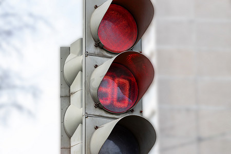 红绿灯显示红色，禁止人员通行。