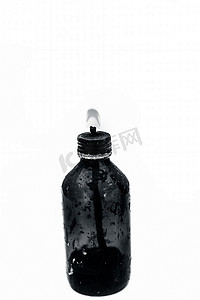 在白色燃烧上隔离的瓶形煤油灯或油灯的特写。
