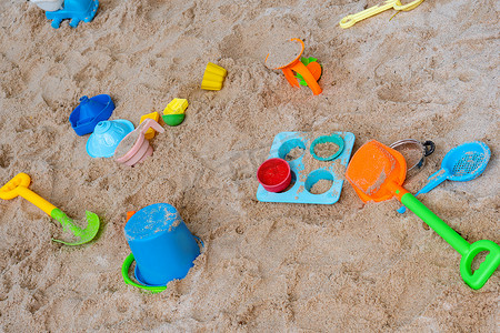 沙滩上的彩色沙玩具