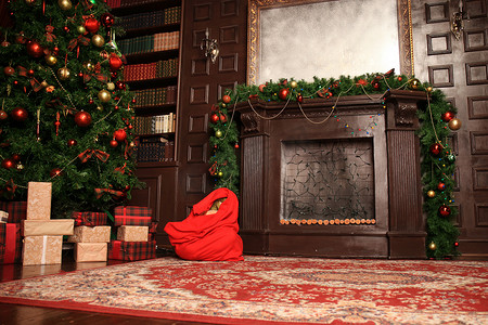 圣诞节装饰摄影照片_美丽的客厅为圣诞节装饰。