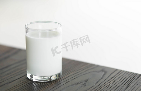 关闭木桌上的一杯牛奶，有选择的焦点