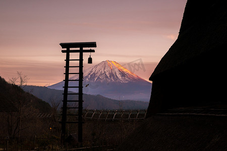 日式房屋摄影照片_老日式房屋和日落时的富士山