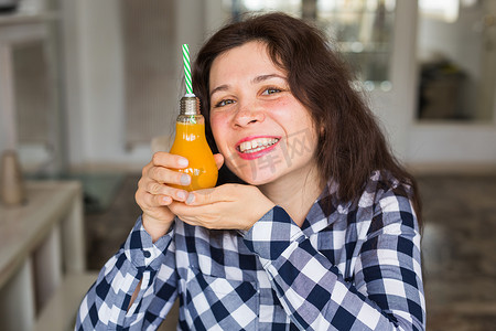 健康的生活方式、维生素饮料和饮食概念 — 快乐女人在家喝果汁的特写