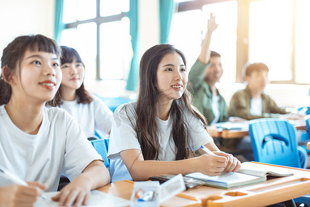 课堂摄影照片_亚洲青少年学生在课堂上与同学一起学习