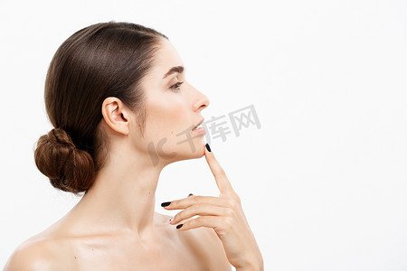 美容护肤概念-美丽的白种女人脸部肖像接触她的下巴用手指震惊和担心与痤疮隔离在白色。