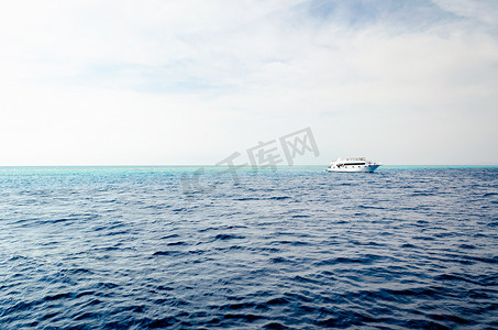 埃及红海的白色游轮