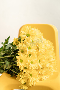 鲜花、假期、祝贺、爱情概念 — 灰色背景中一束明亮的黄色雏菊