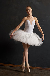 穿着白色芭蕾舞短裙的女芭蕾舞演员表演优雅的舞蹈