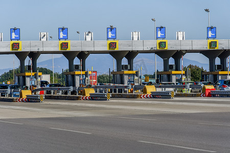 设有摄影照片_希腊马尔加拉设有收费亭的高速公路收费站。