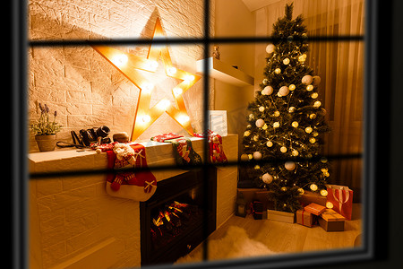 大气的圣诞窗，圣诞树。