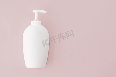 保健品摄影照片_米色背景抗菌液皂和洗手液瓶、卫生用品和保健品