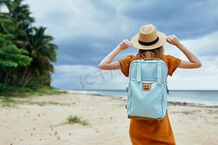 潮人摄影照片_穿着太阳裙、背着背包的美丽旅行者