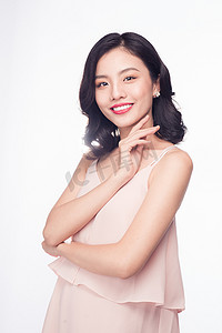 美丽的亚洲女模特的魅力肖像，妆容精美，浪漫的波浪发型。