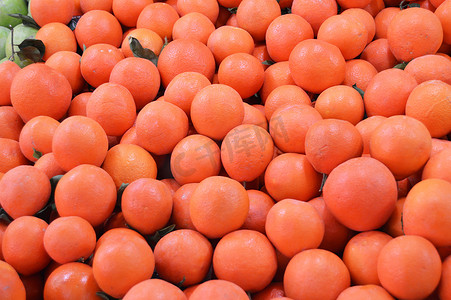 橙色果树摄影照片_杂货店里的绿色杂货店和新鲜的橙色图片