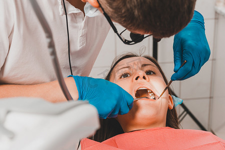 牙医在治疗牙齿的问题区域之前会检查口腔。