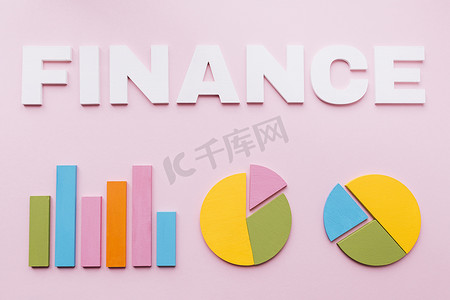 饼图摄影照片_白色财务文本条形图两个饼图粉红色背景