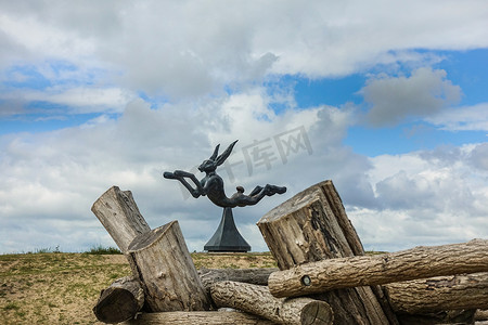 比利时克诺克海斯特沙丘上的跳兔雕像。