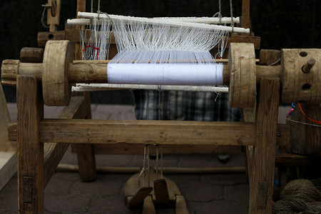 古代纺纱机。一种古老的制造方式。织布机