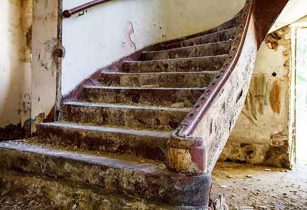 在一个废弃的房子里的旧楼梯