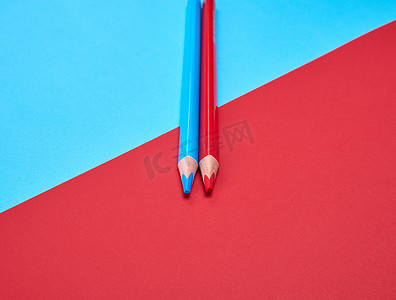 抽象彩色背景上的两支木铅笔