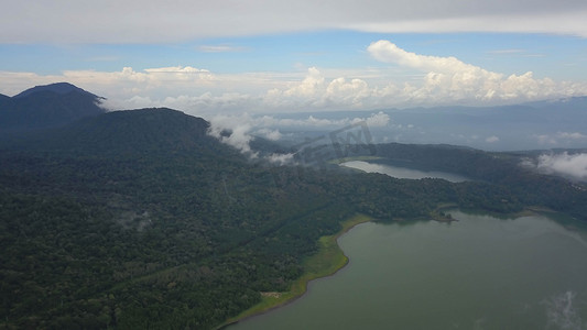 印度尼西亚巴厘岛北部的双子湖布扬湖和坦布林安湖的鸟瞰图，这是巴厘岛的一个火山口湖。