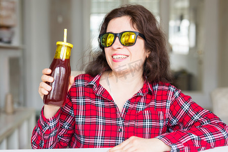 健康的生活方式、维生素饮料和饮食概念 — 快乐女人在家喝果汁的特写