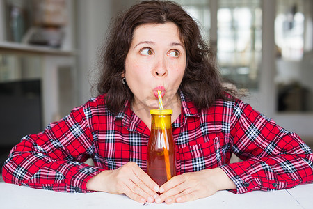 喝果汁的女孩摄影照片_健康的生活方式、维生素饮料和饮食概念 — 快乐女人在家喝果汁的特写
