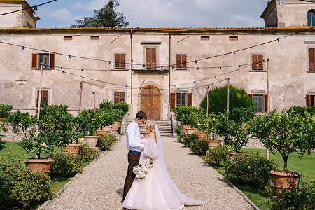 国庆节10.1摄影照片_意大利佛罗伦萨 — 2019年10月1日：在意大利佛罗伦萨的一座古老别墅酒庄举行婚礼。