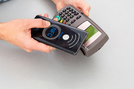 顾客使用手机NFC支付