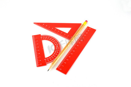 三角形、量角器、尺子和铅笔