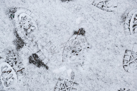 白雪上的鞋子痕迹，顶视图