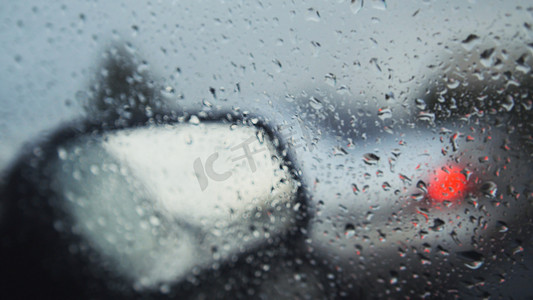 汽车玻璃在雨天-离焦背景。