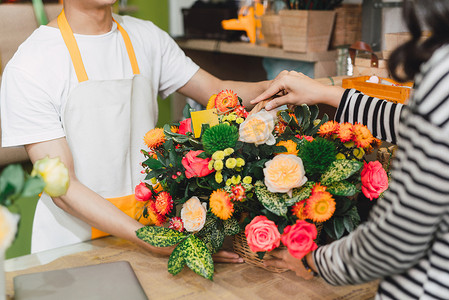 送花摄影照片_花店给店里的顾客送花