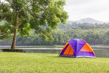 在湖边露营的圆顶帐篷