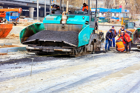 用于铺设沥青的施工道路机械在新的沥青道路的施工中工作。
