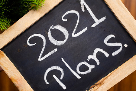 学校石板上手写的 2021 年计划 — 2021 年新年规划的概念。