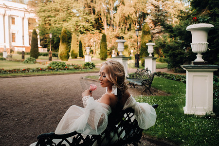 花园里的新娘，坐在长凳上的新娘，新娘聚会，早晨新娘，白色礼服，戴上耳环