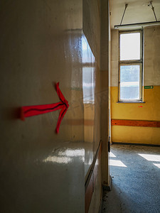 旧废弃医院走廊墙上贴着纸箭